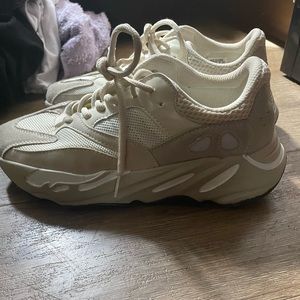 Yeezy 700 Boost Analog